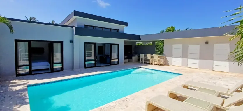 Moderne Villa mit Pool, Sonnenterrasse und großen Fensterfronten.