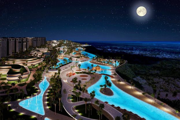 Nachtansicht eines elegant beleuchteten Resorts mit blauen Wasserwegen und Mondschein.